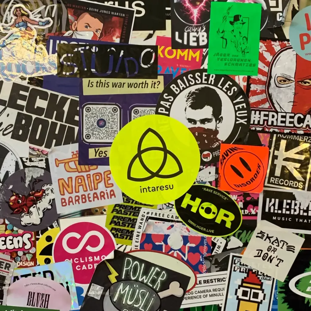 Intaresu Sticker